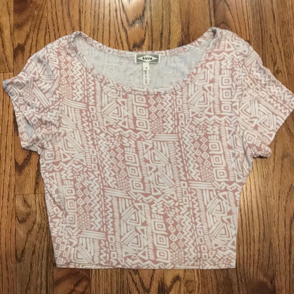 SUPER CUTE light pink patterned crop top!